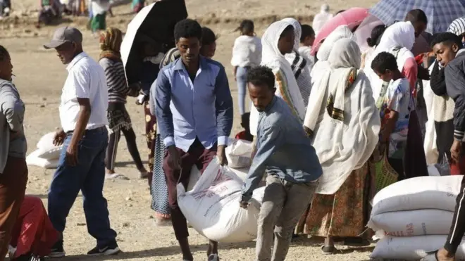 በትግራይ ሰዎች በአሜሪካ ተራድኦ ድርጅት የሚካፋፈል የእርዳ ምግብ ሲወስዱ