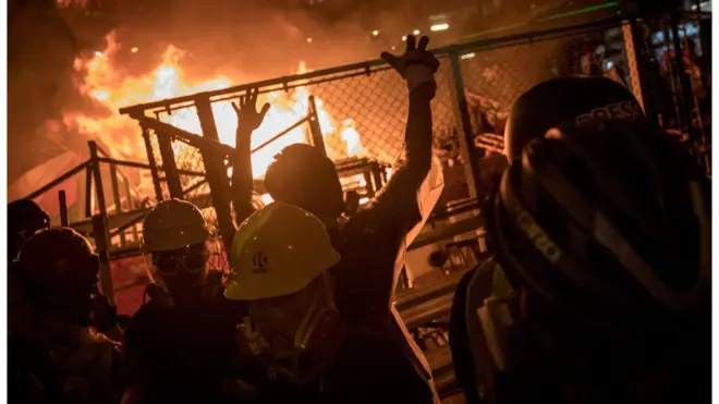 示威者在路中心放火。