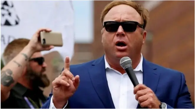 Твиттер-аккаунты Алекса Джонса насчитываает около 100 тысяч постов