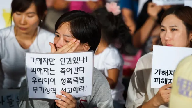 지난 2012년 아동 성폭력 추방을 위한 시민모임 '발자국' 주최로 열린 아동 성폭력 추방, 성범죄자 처벌 강화 촉구 집회에서 시민들이 눈물을 흘리고 있다