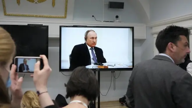 Batılı ülkelerin diplomat ve vatandaşlarına Ukrayna'yı terk etme çağrılarına geniş yer veren Rus medyasında gerilimin bu denli tırmanmasında Batı'nın "işgal histerisi" olduğu görüşü hakim.