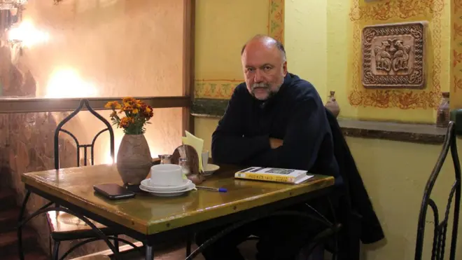 Письменник Андрій Курков у київському кафе, до якого він часто приходить