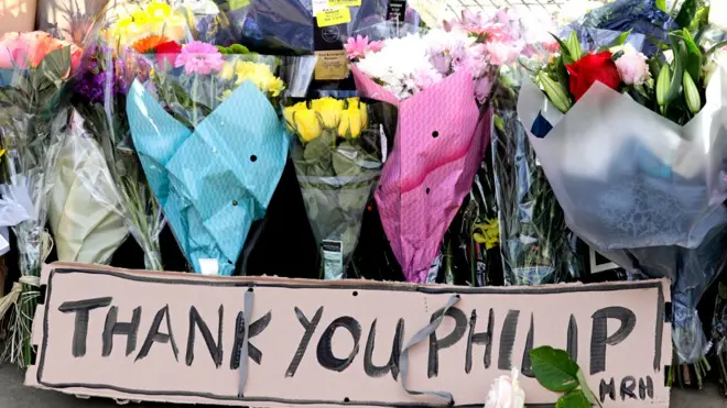 Hadiyado ubax ah oo qasriga hortiisa dhooban