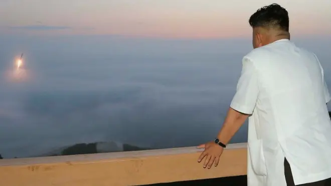 미사일 발사를 지켜보는 김정은 위원장