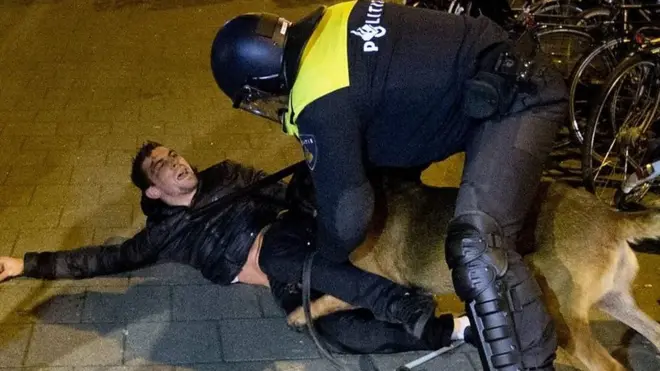 الشرطة الهولندية تفرق بالقوة آلاف المتظاهرين الأتراك