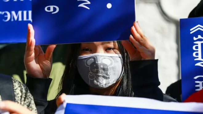 蒙古首都烏蘭巴托一場集會上一位女士舉起聲援中國內蒙古人民捍衛蒙古語教學標語（2/9/2020）