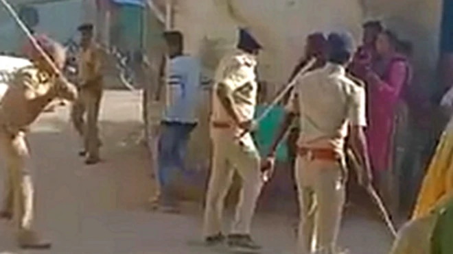 पुलिस लाठीचार्ज