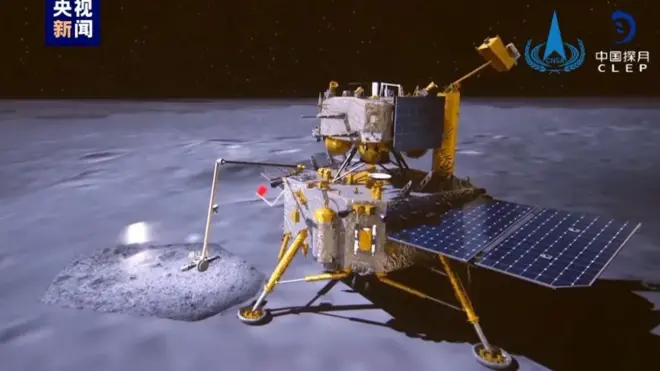 Kineska svemirska agencija kaže da je robot prikupio uzorke, a onda mahao kineskom zastavom