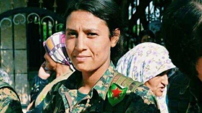 المقاتلة بارين التي مثل الجيش السوري الحر بجثتها وأخذوا صورة سيلفي معها