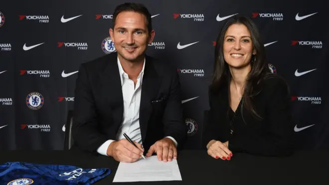 Lampard imzayı atarken kameralara poz verdi