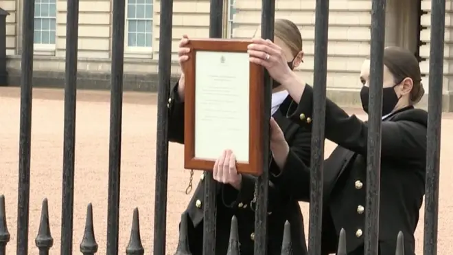 Табличка с новостью о смерти принца Филиппа на воротах Букингемского дворца.