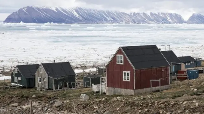 जलवायु परिवर्तन की वजह से ग्रीनलैंड के इस गांव का अस्तित्व संकट में आ गया है
