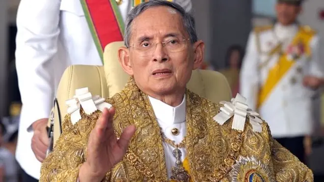 بهومیبول آدولیادج پس از هفتاد سال سلطنت در پی یک دوره طولانی بیماری در بیمارستان درگذشت