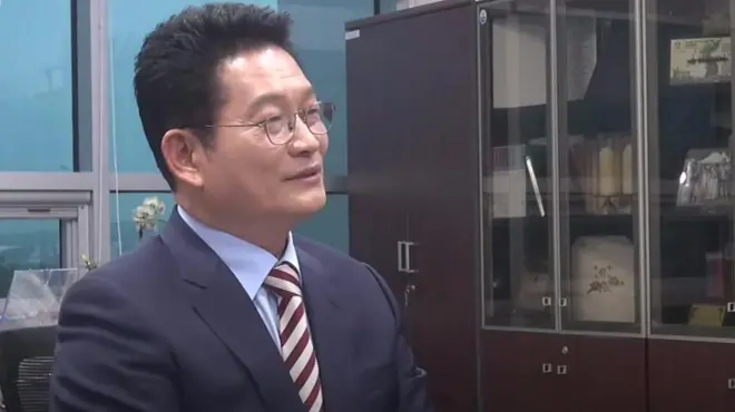 韩国总统竞选人文在寅的选举主管、曾任仁川市长的国会议员宋永吉在首尔接受BBC中文的专访，谈如何对待“财阀改革”的呼吁。