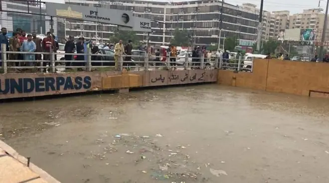 پاکستان کے سب سے بڑے شہر کراچی میں ایک مرتبہ پھر طوفانی بارش کا سلسلہ جاری ہے
