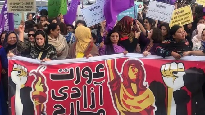 اس ماہ کی آٹھ تاریخ کو ملک بھر میں عورت مارچ کا انعقاد کیا گیا جس میں خواتین کی بڑی تعداد مختلف شہروں میں باہر نکلی تاہم اس میں اٹھائے جانے الے بینرز پر لکھے نعروں پر بھی بہت تنقید دیکھنے کو ملی
