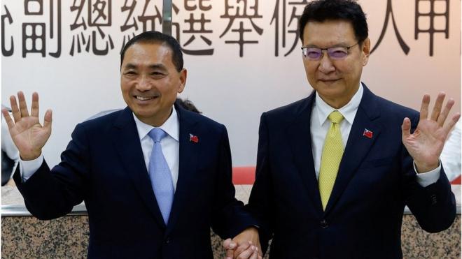 國民黨總統候選人侯友宜（左）宣佈中廣董事長、台灣媒體大亨趙少康（右）擔任副手搭檔。