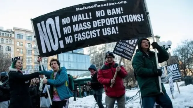 محتجون ضد سياسات ترامب مع الأجانب