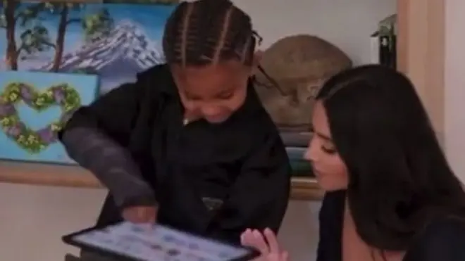 اللحظة التي يطلب الطفل من والدته رؤية الغرفة التي كان فيها الإعلان