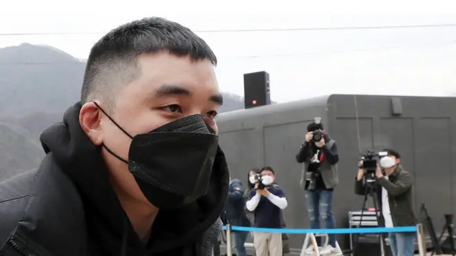 지난해 3월 승리(본명 이승현)가 강원도 철원군 동송읍 육군 6사단 신병교육대에 입소하고 있다