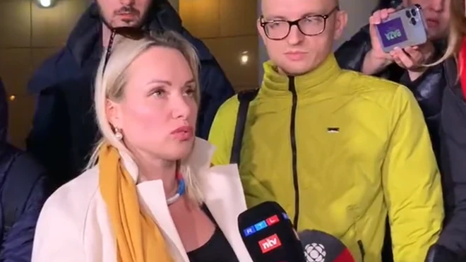 После суда Овсянникова рассказала, что допрос длился 14 часов, ей не давали спать или связаться с адвокатом и близкими