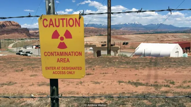 Hobiis Andrew Walker mengunjungi bekas tambang uranium dan tempat-tempat lainnya untuk mengumpulkan benda-benda radioaktif.