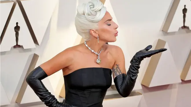 Леді Гага позувала фотографам у стилі Мерлін Монро, але її прикраси нагадували про іншу легендарну актрису - Одрі Хепберн, яка останньою вдягала це діамантове кольє