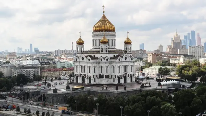По словам представителя Патриарха, получение Высочайшего Благословления на использование площади у храма зависит не от подрядчика, а от характера мероприятия