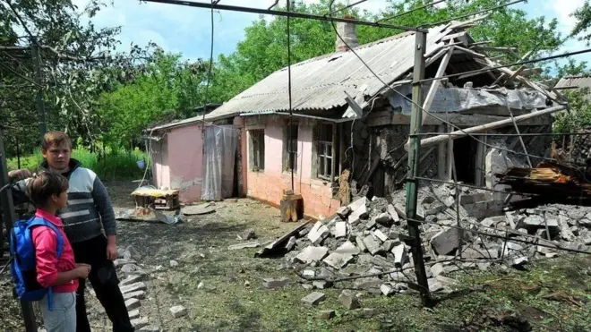 Будинок, зруйнований обстрілом на Донбасі. Фото архівне