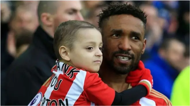 Mshambuliaji wa Sunderland Jermain Defoe na Bradley Lowery