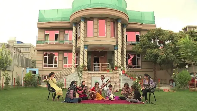 در افغانستان، شمار نهادهایی که از کودکان نیازمند و بی‌سرپرست مراقبت می کنند و به آنها هنر می‌آموزند، اندک است