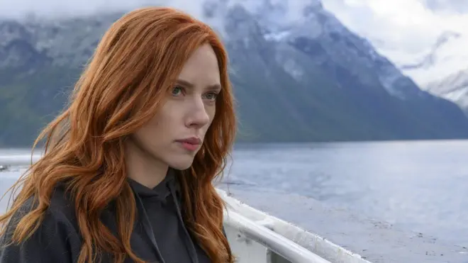 La película fue la primera salida en solitario del personaje de Black Widow de Johansson.