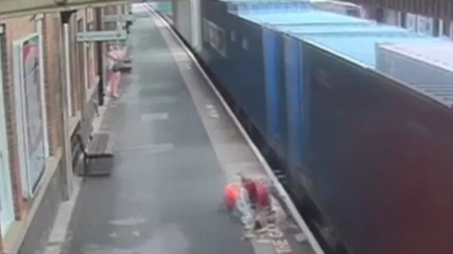 потяг зачепив візок