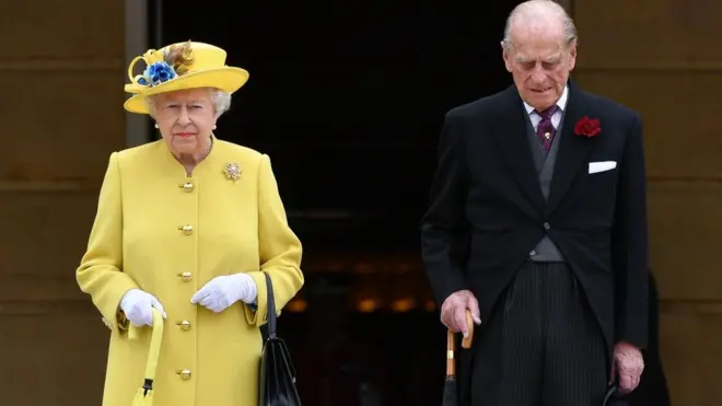 په مانچسټر کې د اریانا ګراندې کنسرت کې د وژل شویو کسانو په یاد له ملکي سره یو ځای بکنګهم ماڼۍ کې د یوه دقیقه خاموشۍ پر مهال.