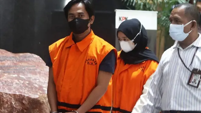 Bupati Penajam Paser Utara (PPU) Abdul Gafur Mas&#x27;ud (kiri) bersama ASN dan pihak swasta dihadirkan dalam konferensi pers pengumuman dan penahanan tersangka di Gedung KPK Merah Putih, Jakarta, Kamis (13/1/2022).