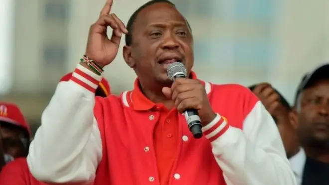 Uhuru Kenyatta est devenu le plus jeune président du Kenya.