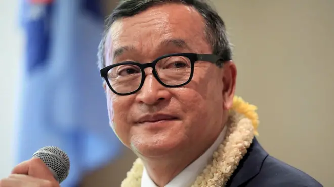 นายสม รังสี ลี้ภัยอยู่ในต่างประเทศ เขาถูกศาลตัดสินว่ามีความผิดฐานหมิ่นประมาท