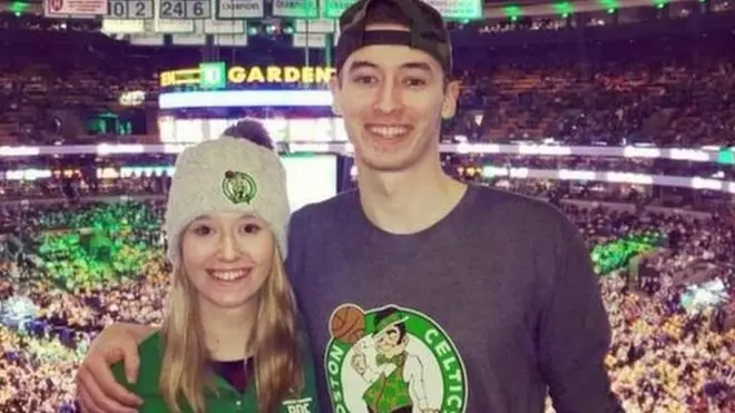 شین مسلر کو یہاں اپنی بہن کے ساتھ دیکھا جا سکتا ہے