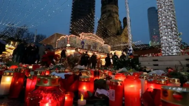 Berlin saldırısı kurbanları yakılan mumlar ve çiçeklerle anıldı.