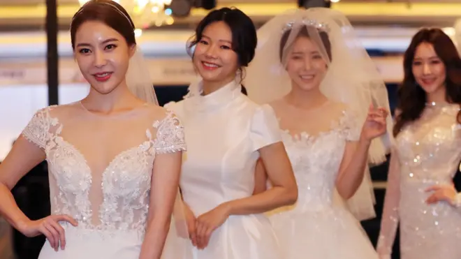 모델들이 지난 3월 1일 서울 중구 소공동 롯데호텔에서 열린 '롯데웨딩 박람회'에서 웨딩드레스를 선보였다