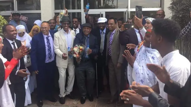 Miseensonni Baandii Afran Qalloo wayita Buufata Xiyyaaraa Idil Addunyaa Booleetti simataman.