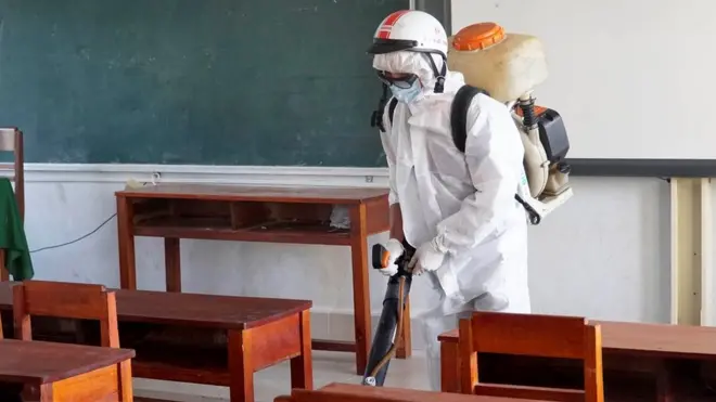 Một vài trường học thực hiện phun thuốc diệt khuẩn trong mùa dịch do virus corona gây ra
