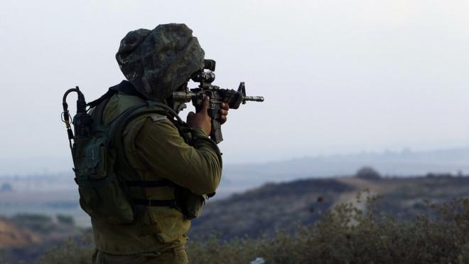 Un soldado israelí apunta con su arma en las cercanías de la frontera de Gaza.