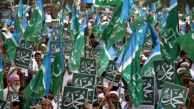 Komentar juru bicara partai BJP Nupur Sharma tentang Nabi Muhammad telah memicu aksi protes dari umat Islam di India sendiri dan di Pakistan.