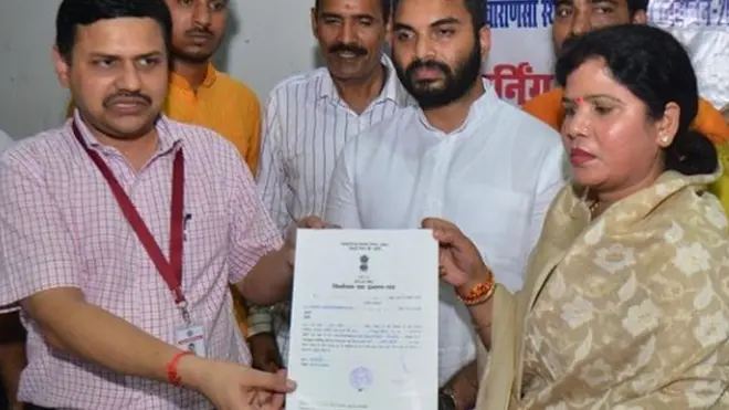 वाराणसी के डीएम से अपनी जीत का सर्टिफ़िकेट लेतीं अन्नपूर्णा सिंह.