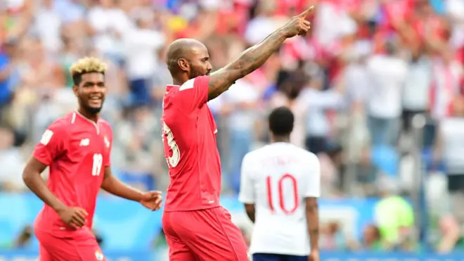 La celebración de Felipe Baloy tras marcar el histórico gol.