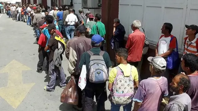 Fila en un comedor social de Caracas
