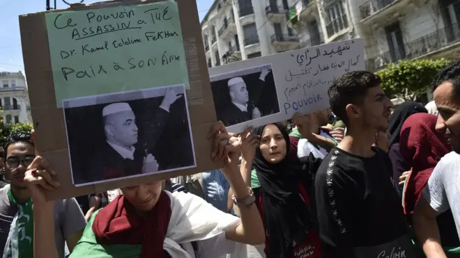 Des manifestations dans les rues d'Alger suite au décès de Kamel Eddine Fekhar