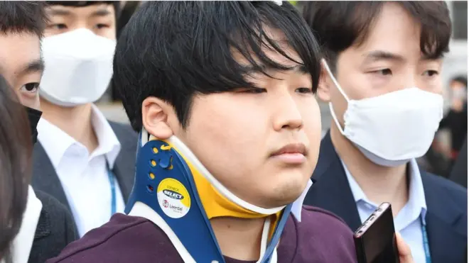 '박사방' 운영자 조주빈이 지난 해 3월 25일 서울 종로구 종로경찰서에서 서울중앙지방검찰청으로 이송되고 있다