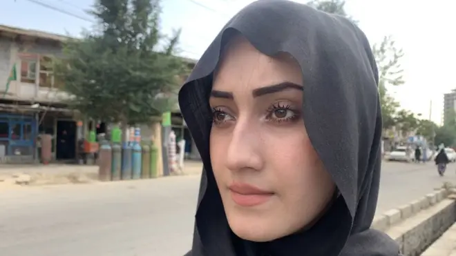 काबुल की सड़कों पर यूट्यूबर रोइना